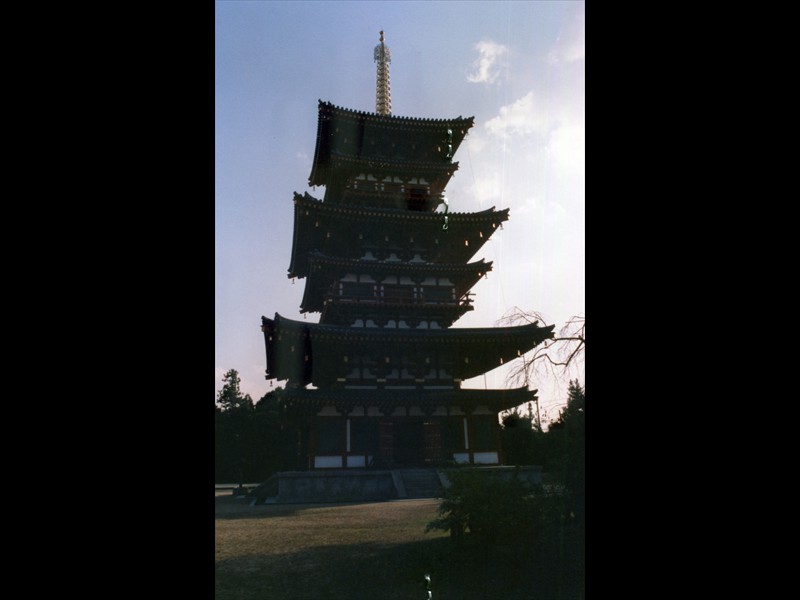 La Pagoda a tre piani del lato ovest