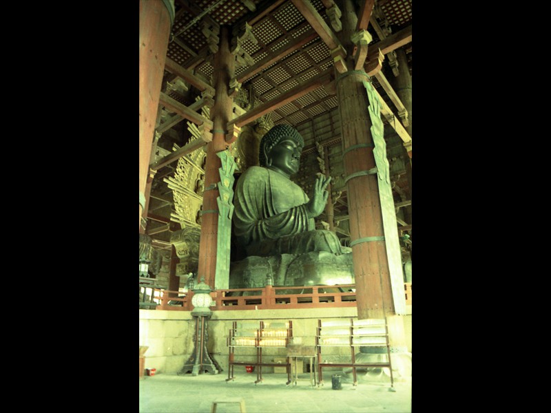 Il Buddha Daibutsu realizzato in bronzo è alto 16 metri