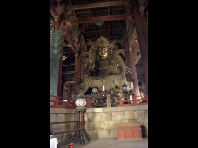 La stanza larga 57 metri ospita ai lati dell Buddha due statue Bodhisattva