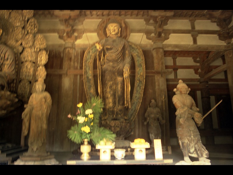 La statua del Buddha è circondata da Kannon divinità buddiste