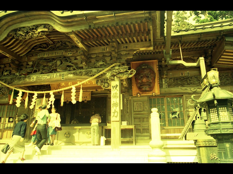 Sulla sinistra della porta del tempio la maschera che rappresenta Tengu