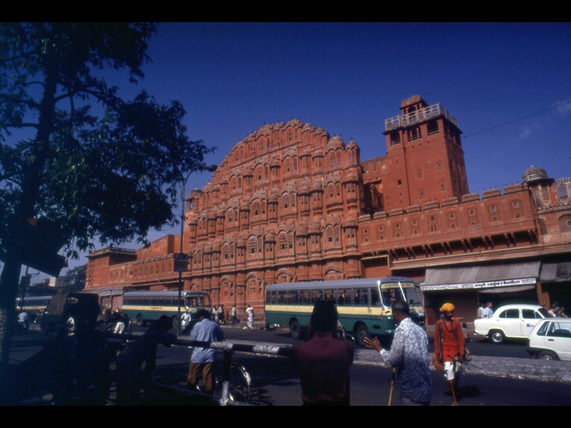 Hawa Mahal di Jaipur costruito nel 1799 consentiva alle donne di corte di assistere, senza essere viste, alle sfilate reali e al via vai della città