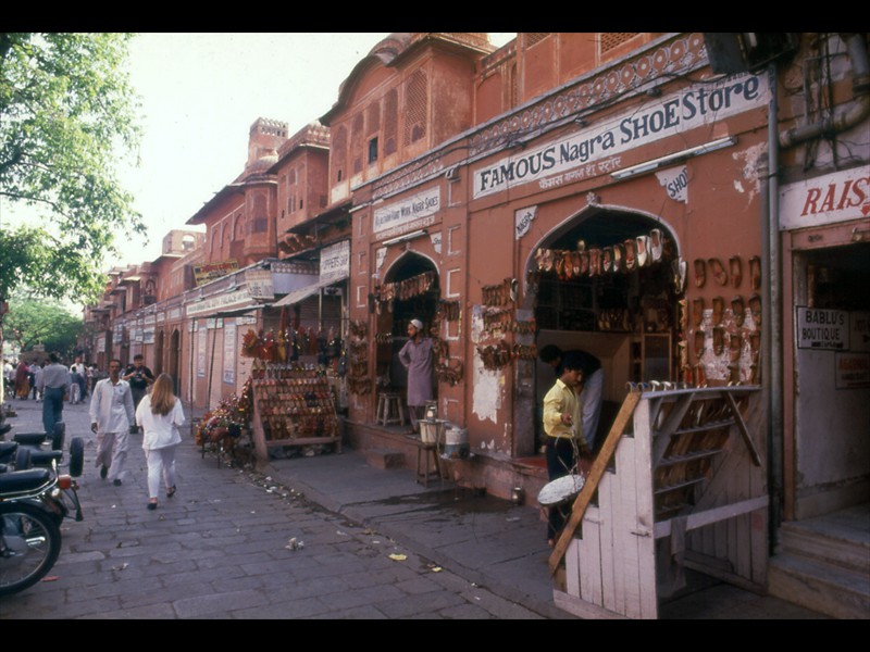 Il palazzo sorge su una via del Sireh Deorhi Bazar difronte ad esso un negozio di scarpe