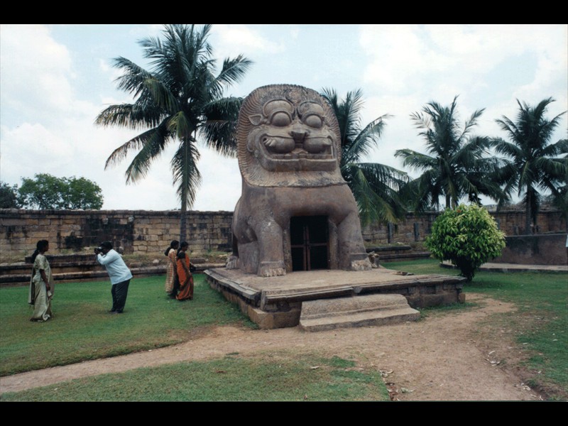 064-india002-brihadisvara-temple--Thanjavur