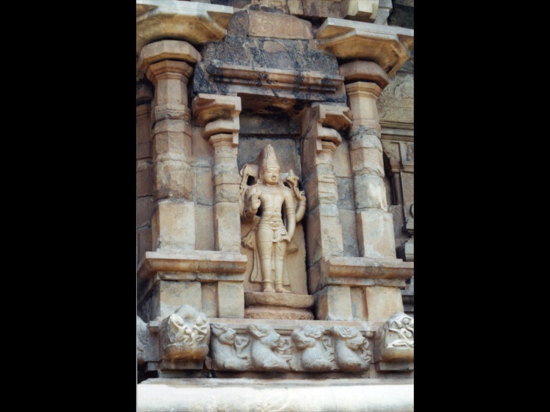 064-india012-brihadisvara-temple--Thanjavur