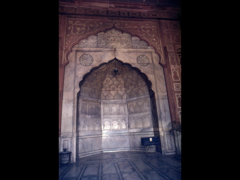 Jama Masjid - Il Mihrab coperto è il centro della moschea, con i versetti del corano incisi nella parte superiore dell’arco