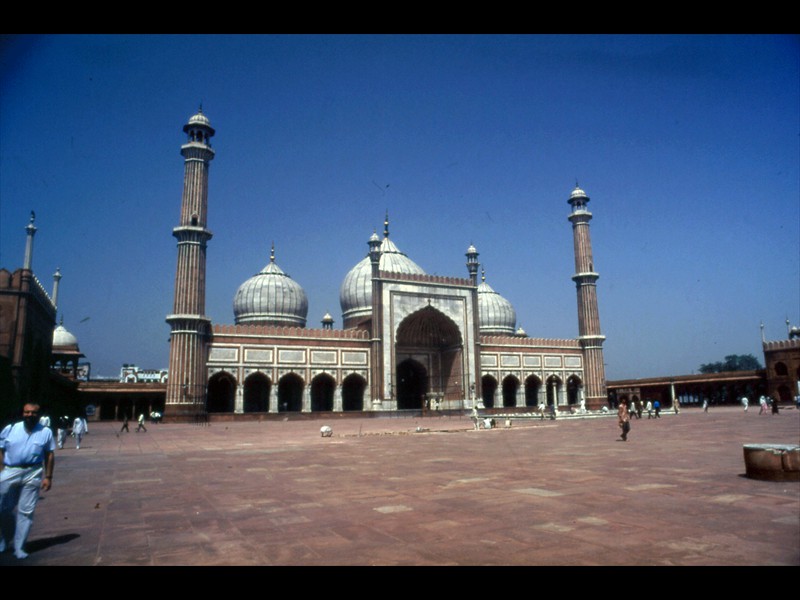 Jama Masjid - Vista del Mihrab con i due minareti alti 41 metri ai lati di esso