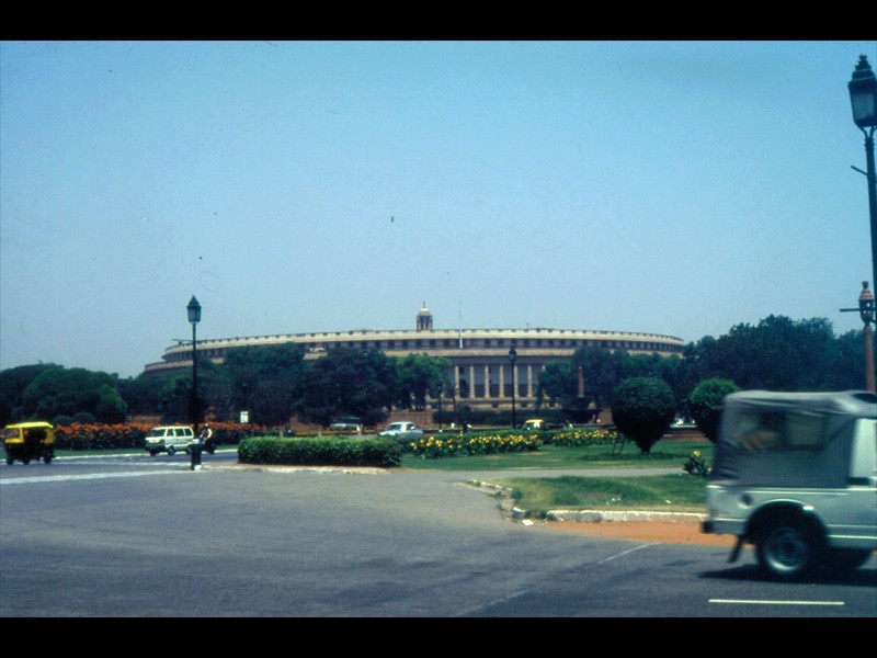 Sempre lungo il Raj Path si trova anche la struttura circolare del parlamento