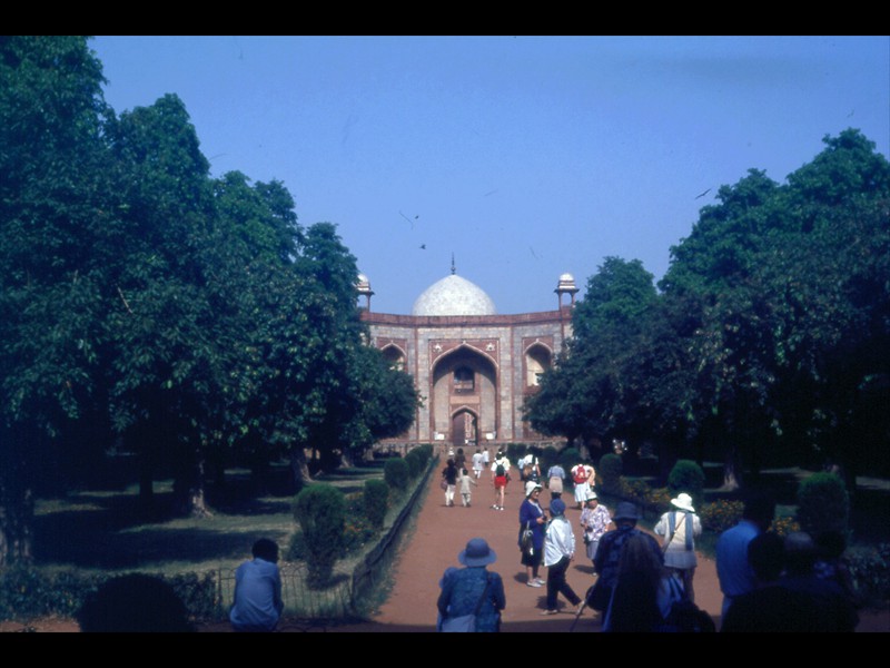Tomba di Humayun. Fatta costruire nel 1565 dalla moglie Haji Begam, su disegno dell’architetto persiano Mirza