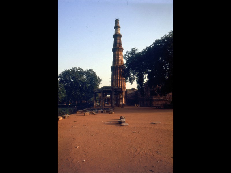Il Qutab Minar è una torre minareto alta 72 metri con un diametro di base di 15 metri e di tre metri nella parte più elevata. Fatta costruire dall’afghano Qutbuddin dopo aver conquistato Delhi nel 1193 e ultimata dal suo sucessore Iltutmish nel 1227 e più volte elevato dai sultani che seguirono