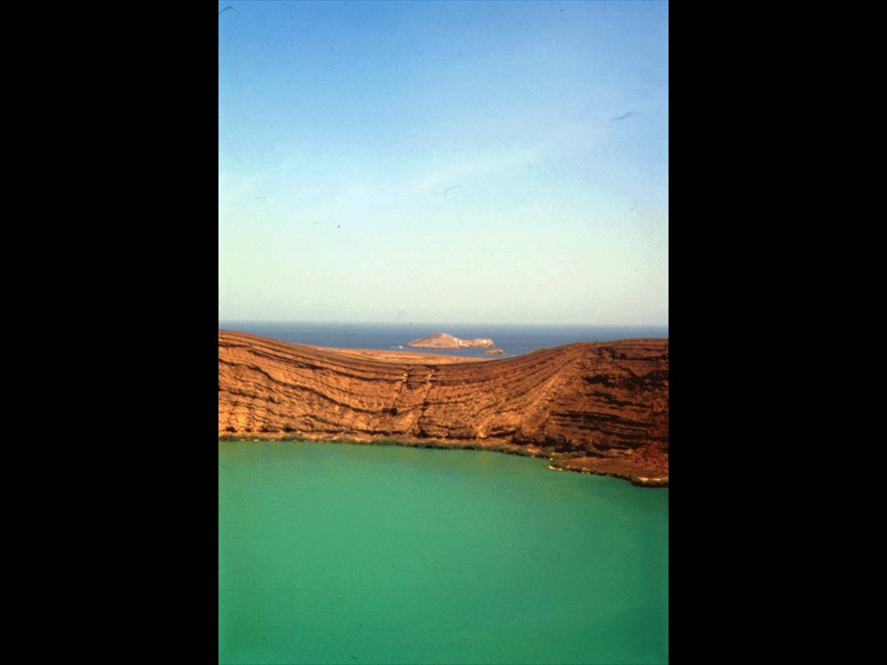 Le acque verdi del lago in contrasto con le azzurre acque dell'oceano