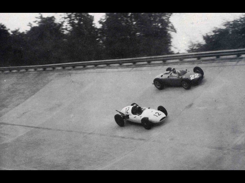 1960 - VON TRIPS SU  FERRARI F.2 IN FASE DI SORPASSO