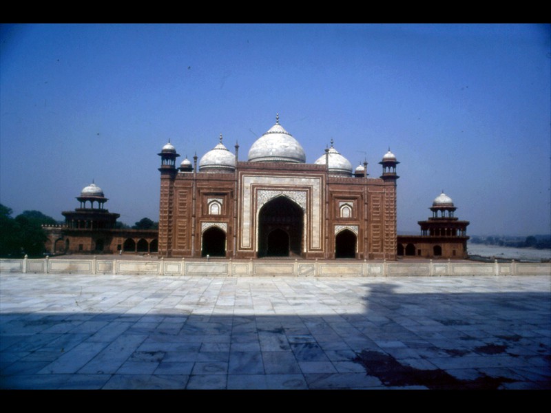 La moschea che sorge sul lato sinistro del Taj Mahal, sulla destra sorge un edificio identico fatto costruire per equilibrare l’insieme delle costruzioni