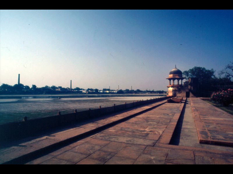 Il mausoleo Itimad-ud-Daulah sorge sulla riva sinistra del fiume Yamuna il Taj Mahal è sulla destra
