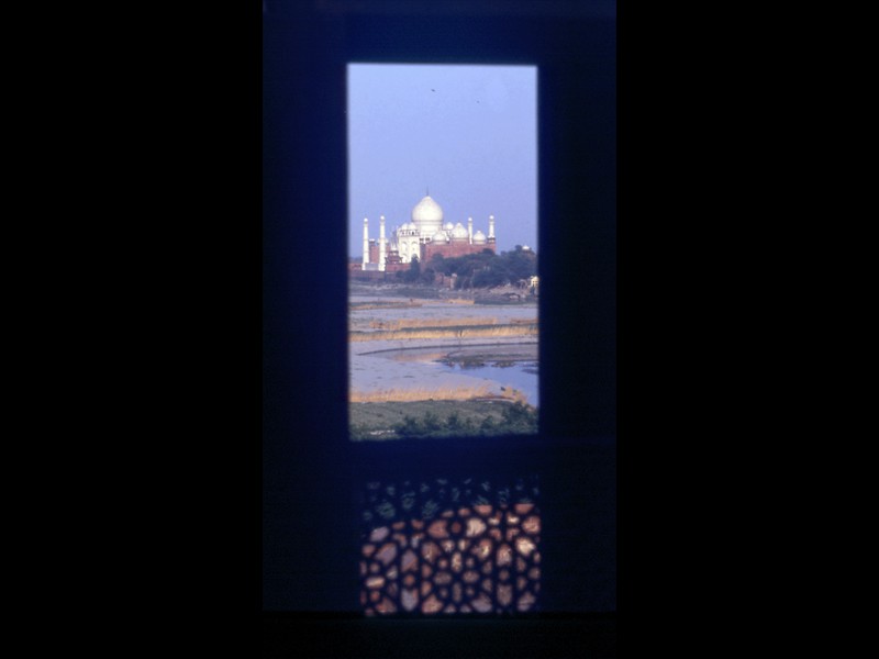 Il Taj Mahal visto da una finestra del palazzo di Khas Mahal