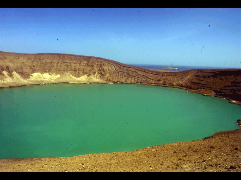 La bocca del vulcano è diventata un lago di acqua piovana